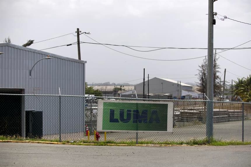 Fotografía de archivo donde se aprecia la cerca de entrada de las instalaciones de la compañía privada Luma Energy. EFE/ Thais Llorca
