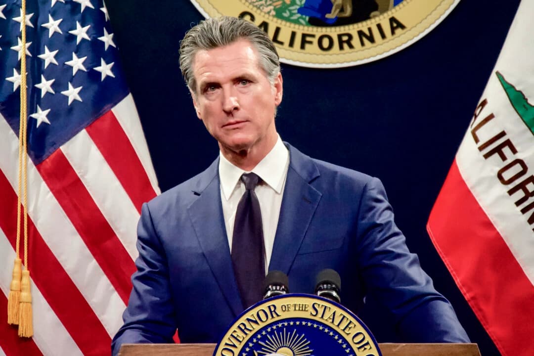 El gobernador de California, Gavin Newsom, habla en una conferencia de prensa en el Capitolio en Sacramento, California, el 10 de mayo de 2024. (Travis Gillmore/The Epoch Times)