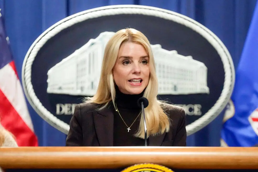 La fiscal general de Estados Unidos, Pam Bondi, habla en una rueda de prensa en el Departamento de Justicia en Washington el 12 de febrero de 2025. (Ben Curtis/Foto de AP)