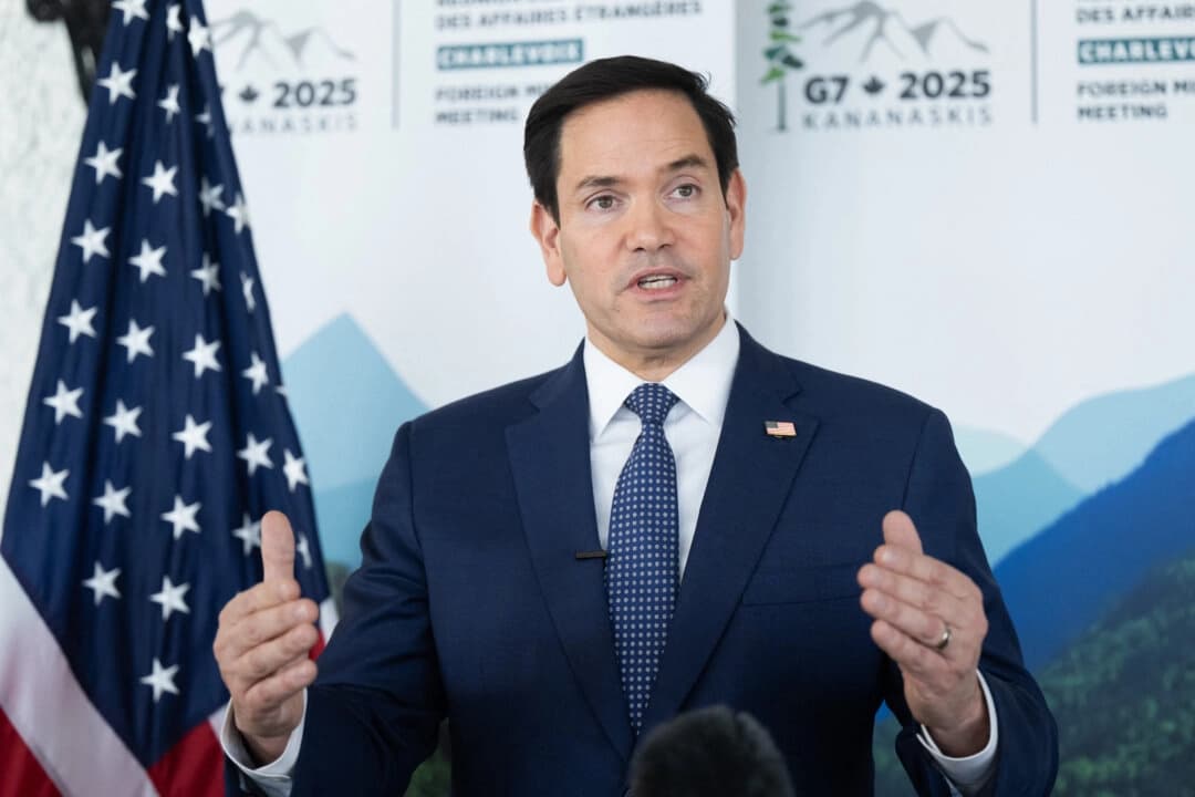 El secretario de Estado Marco Rubio habla con los periodistas tras la reunión de ministros de Asuntos Exteriores del G7 en La Malbaie, Quebec, el 14 de marzo de 2025. (Saul Loeb/AFP a través de Getty Images)