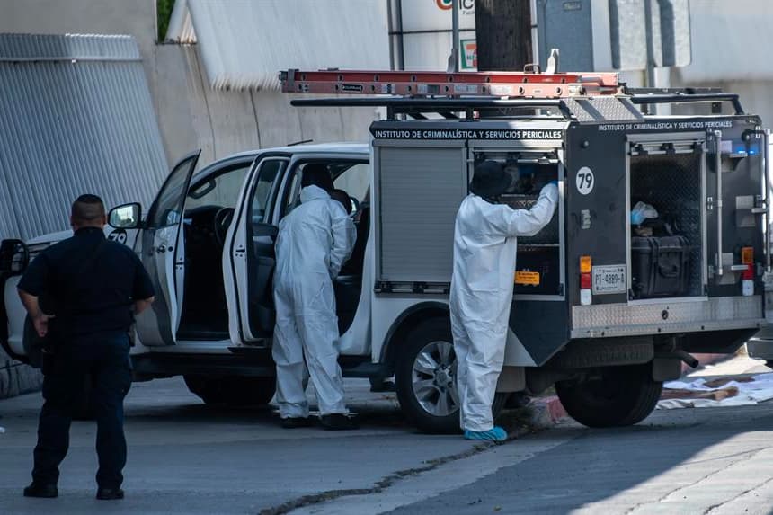 Peritos forenses de la fiscalía de el estado de Nuevo León trabajan en la zona donde aparecieron restos humanos. Imagen de archivo. EFE/Miguel Sierra