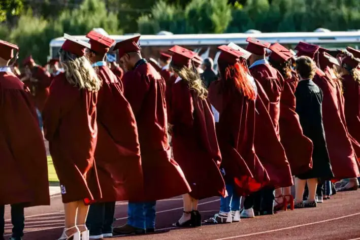 Estudiantes hacen fila para la ceremonia de graduación de la escuela secundaria Uvalde, en Uvalde, Texas, el 24 de junio de 2022. (Jordan Vonderhaar/Getty Images)