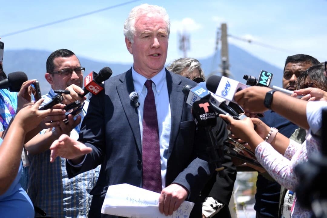 El senador Chris Van Hollen (D-Md.) habla durante una conferencia de prensa en un mirador de la ciudad en Antiguo Cuscatlán, El Salvador, el 16 de abril de 2025. (Marvin Recinos/AFP vía Getty Images)
