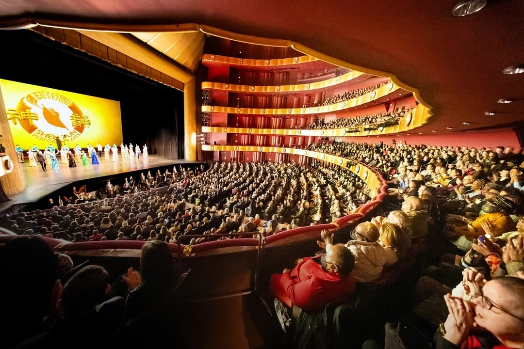 El público de Shen Yun Performing Arts al final de la función en el Teatro David H. Koch del Lincoln Center de la ciudad de Nueva York, el 2 de abril de 2025. (Larry Dye/The Epoch Times)