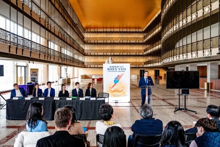 El presentador de Shen Yun, Leeshai Lemish, habla en una conferencia de prensa en la que se exponen las actividades de represión transnacional del Partido Comunista Chino contra la compañía en el Lincoln Center de Nueva York, el 26 de marzo de 2025. (Samira Bouaou/The Epoch Times)