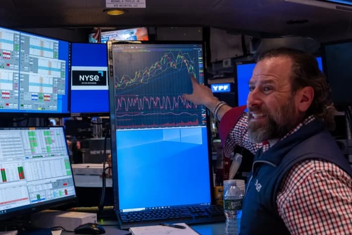 Un operador trabaja en la sala de la Bolsa de Nueva York, en la ciudad de Nueva York, el 11 de abril de 2025. (Spencer Platt/Getty Images)