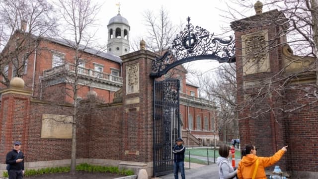 DHS amenaza con revocar inscripción de extranjeros en Harvard y cancela subvenciones por USD 2.7 millones