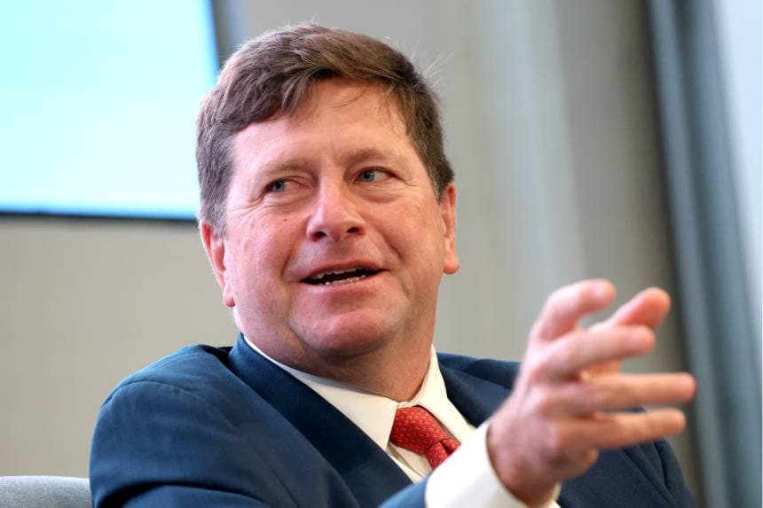 Jay Clayton, expresidente de la SEC, habla durante la Cumbre de Inversores Activos y Pasivos de 13D Monitor celebrada en Nueva York el 22 de octubre de 2024. (Brendan McDermid/Reuters).