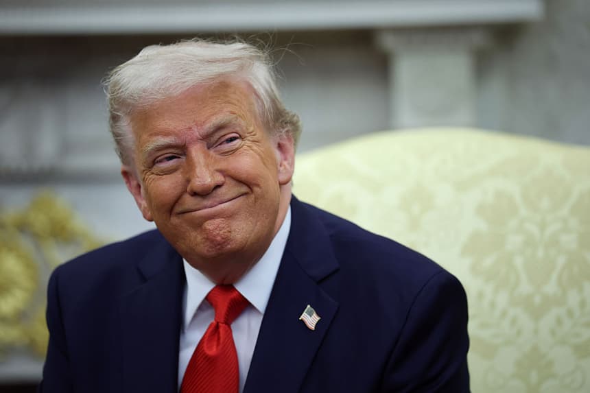 El presidente Donald Trump sonríe mientras se reúne con el presidente Nayib Bukele de El Salvador en la Oficina Oval de la Casa Blanca el 14 de abril de 2025 en Washington, DC. (Win McNamee/Getty Images)