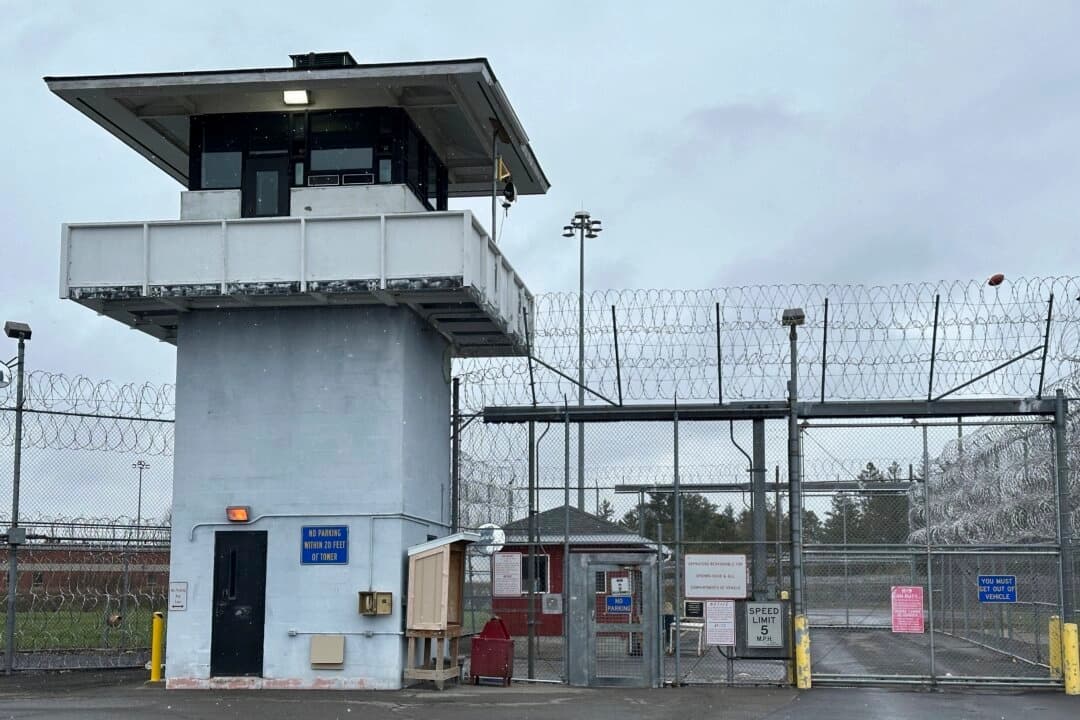 Acusan a 10 guardias de prisión de Nueva York por golpiza mortal a un recluso