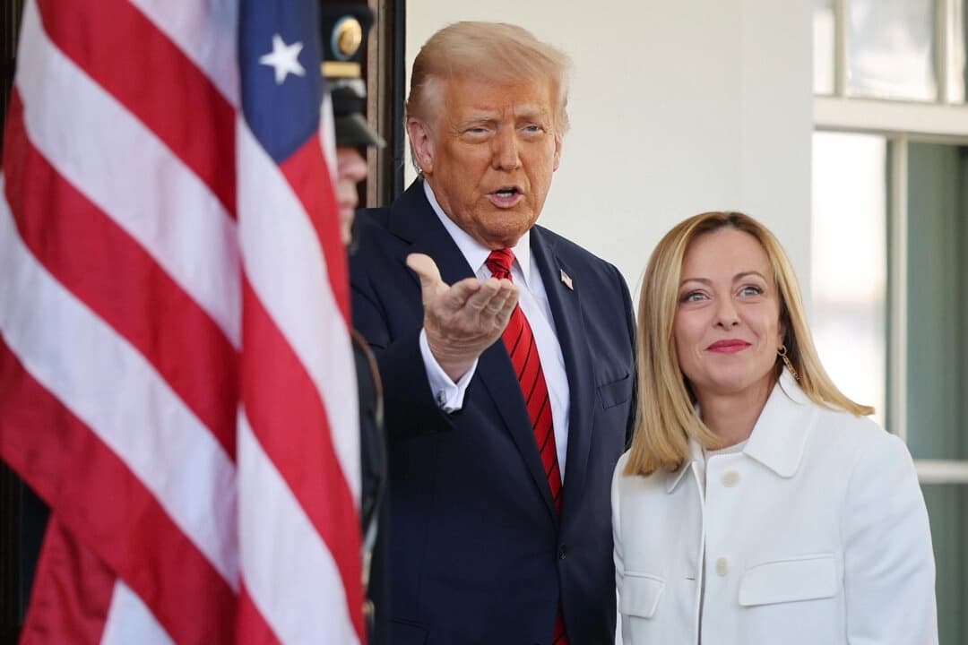El presidente de Estados Unidos, Donald Trump, saluda a la primera ministra italiana, Giorgia Meloni, frente al Ala Oeste de la Casa Blanca el 17 de abril de 2025. (Win McNamee/Getty Images)