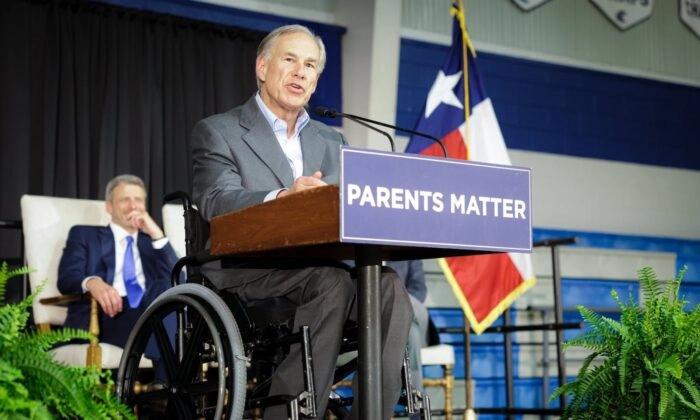 El gobernador de Texas, Greg Abbott, comparte sus planes para la libre elección de escuela en la Noche del Empoderamiento de los Padres en Tyler, Texas, el 10 de marzo de 2023. (Cortesía de la Oficina del Gobernador)