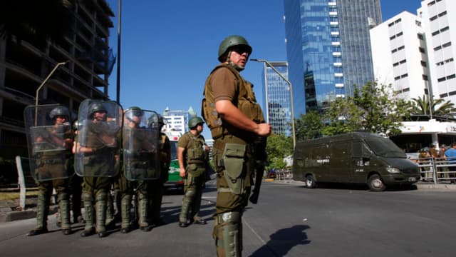 Una foto de archivo de un agente de policía de la unidad K9 garantiza la seguridad en Santiago de Chile, Chile, el 19 de octubre de 2023. (RAUL ARBOLEDA/AFP a través de Getty Images)