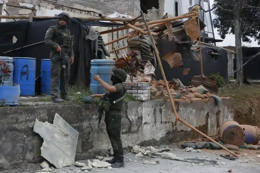 Integrantes de la policía custodian una estación de policía afectada por una explosión el 17 de abril de 2025, en Mondomo, Cauca (Colombia). EFE/ Ernesto Guzmán
