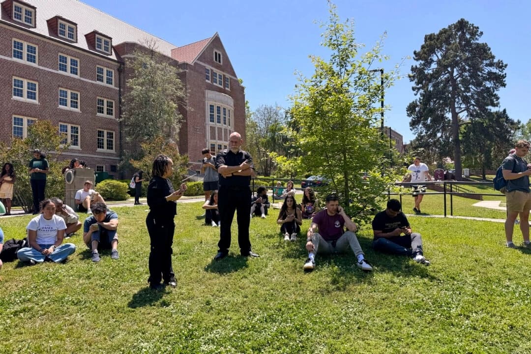 Estudiantes de la Universidad Estatal de Florida esperan noticias en medio de un tiroteo en el campus de la universidad en Tallahassee, Florida, el 17 de abril de 2025. (Kate Payne/AP Photo)

