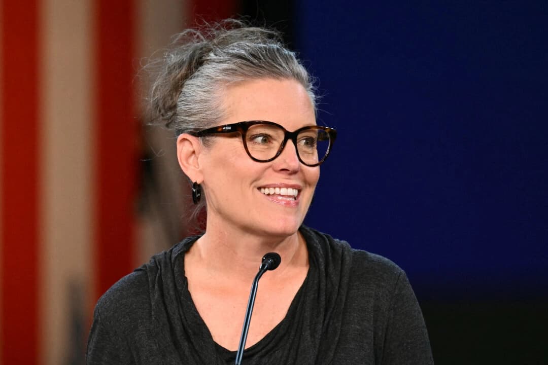 La gobernadora de Arizona, Katie Hobbs, en Phoenix, Arizona, en una fotografía de archivo. (Patrick T. Fallon/AFP a través de Getty Images)