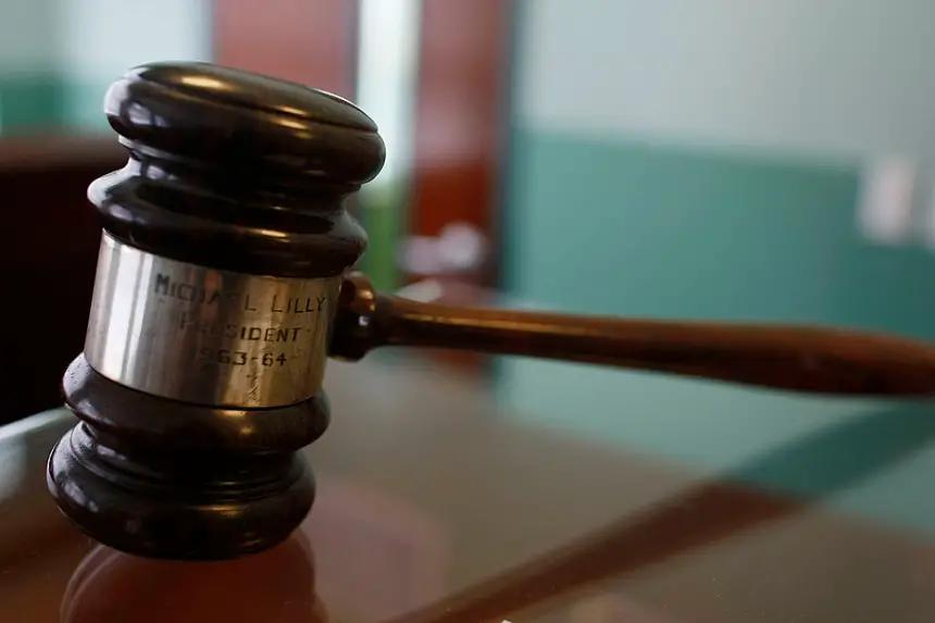 El mazo de un juez descansa sobre un escritorio en la sala del tribunal, en una imagen de archivo. (Joe Raedle/Getty Images)