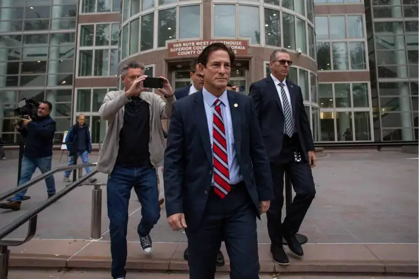 El fiscal del condado de Los Ángeles, Nathan J. Hochman, se dirige a la prensa frente al juzgado Van Nuys West antes de asistir a la vista para la revisión de la sentencia de Lyle y Erik Menéndez, como parte de un proceso que podría conducir a la liberación de los hermanos de prisión, en Van Nuys, California, el 17 de abril de 2025. (Apu Gomes/Getty Images).