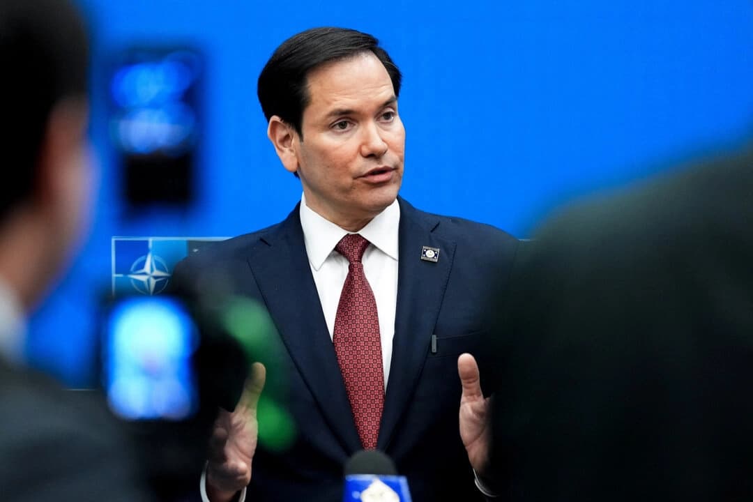 El secretario de Estado Marco Rubio se dirige al público durante la rueda de prensa final de la reunión de ministros de Asuntos Exteriores de la Organización del Tratado del Atlántico Norte (OTAN) celebrada en la sede de la OTAN en Bruselas el 4 de abril de 2025. (Jacquelyn Martin/POOL/AFP a través de Getty Images)