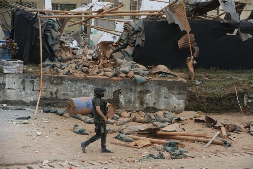 Un integrante de la policía camina frente a una estación de policía afectada por una explosión el 17 de abril de 2025, en Mondomo, Cauca (Colombia). EFE/ Ernesto Guzmán