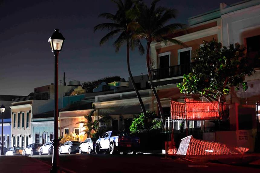 Fotografía que muestra la calle Norzagaray durante un apagón de luz el 16 de abril de 2025, en San Juan (Puerto Rico). EFE/ Thais Llorca