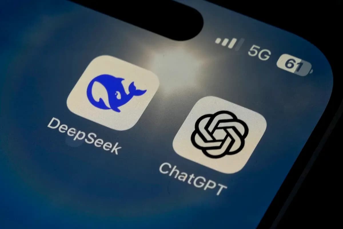 Los iconos de las aplicaciones para teléfonos inteligentes DeepSeek y ChatGPT en la pantalla de un teléfono inteligente en Beijing el 28 de enero de 2025. (Andy Wong/AP Photo).