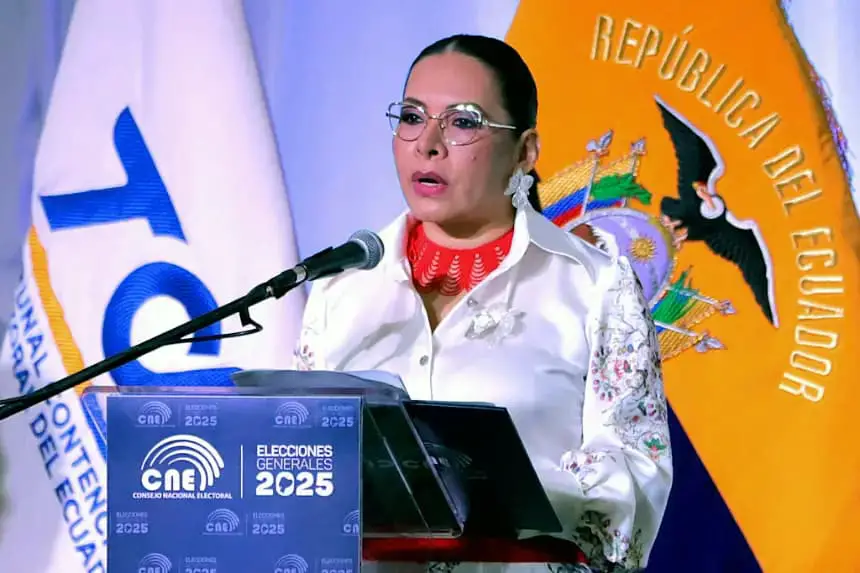 La presidenta del Consejo Nacional Electoral (CNE), Diana Atamaint, pronunció un discurso durante la inauguración de la segunda vuelta de las elecciones en la sede del CNE en Quito (Ecuador) el 13 de abril de 2025. (Armando Prado/AFP vía Getty Images)
