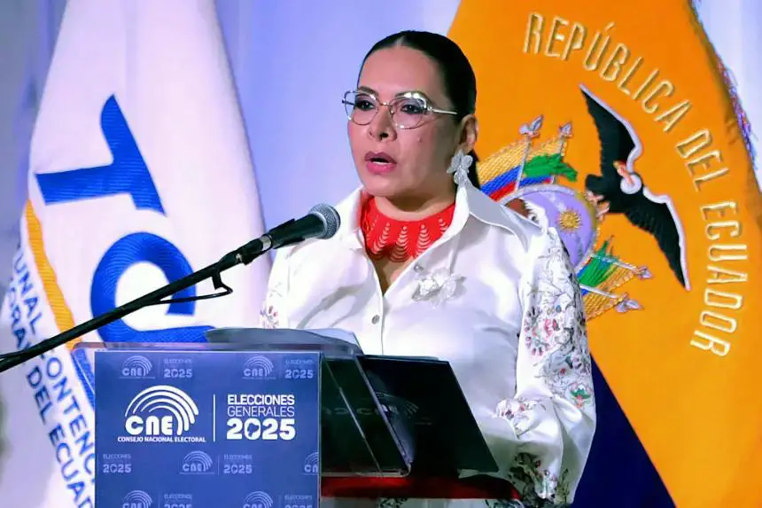 La presidenta del Consejo Nacional Electoral (CNE), Diana Atamaint, pronunció un discurso durante la inauguración de la segunda vuelta de las elecciones en la sede del CNE en Quito (Ecuador) el 13 de abril de 2025. (Armando Prado/AFP vía Getty Images)