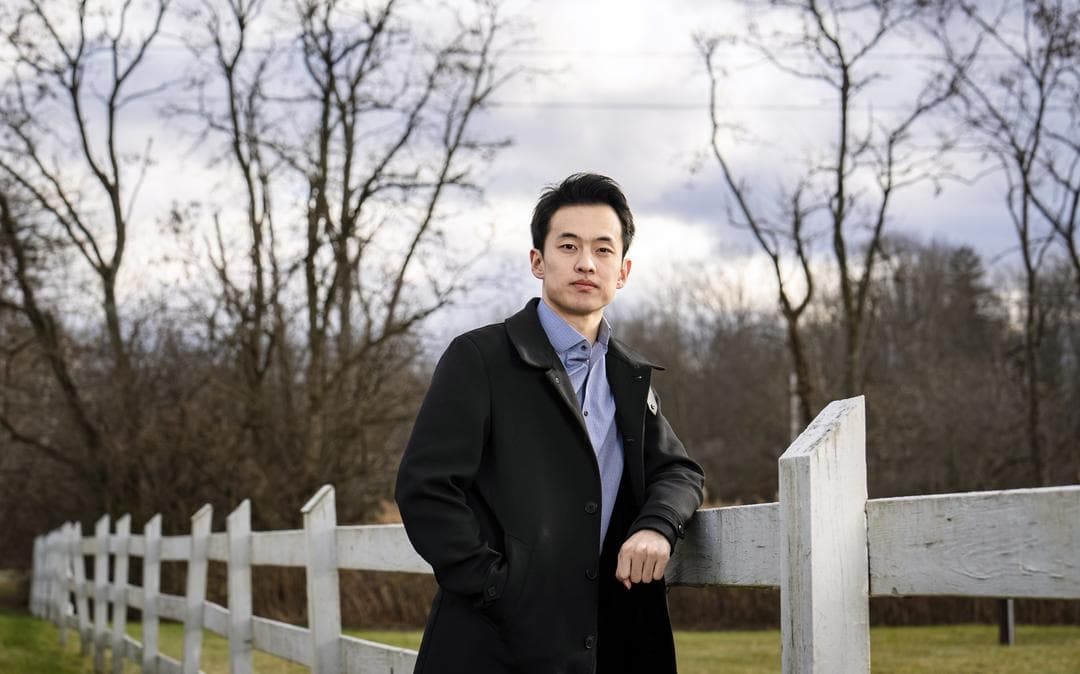 El bailarín de Shen Yun Kenji Kobayashi en Middletown, Nueva York, el 3 de diciembre de 2024. La abuela de Kobayashi, Zhang Minjie, fue detenida y torturada en un centro psiquiátrico en China por su creencia en Falun Gong. (Samira Bouaou/The Epoch Times)
