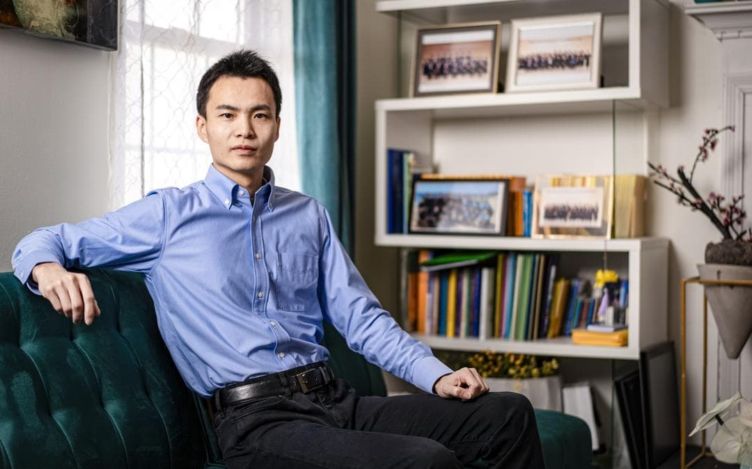 El bailarín de Shen Yun Zhao Jiheng en Deerpark, Nueva York, el 8 de diciembre de 2024. Mientras estaban en China, la familia sufrió repetidas detenciones y acoso constante por su creencia en Falun Gong, lo que les obligó finalmente a huir del país. (Samira Bouaou/La Gran Época)