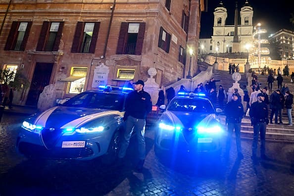 Agentes de policía italianos patrullando  (FILIPPO MONTEFORTE/AFP via Getty Images)