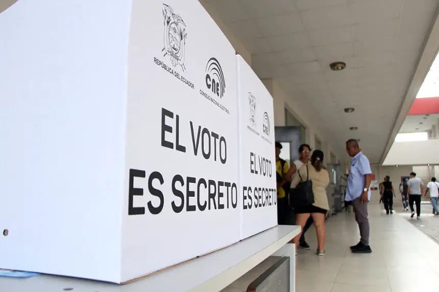 La gente vota en un colegio electoral durante la segunda vuelta de las elecciones presidenciales en Guayaquil, provincia de Guayas, Ecuador, el 13 de abril de 2025. (Gerardo Monoscal/AFP vía Getty Images)