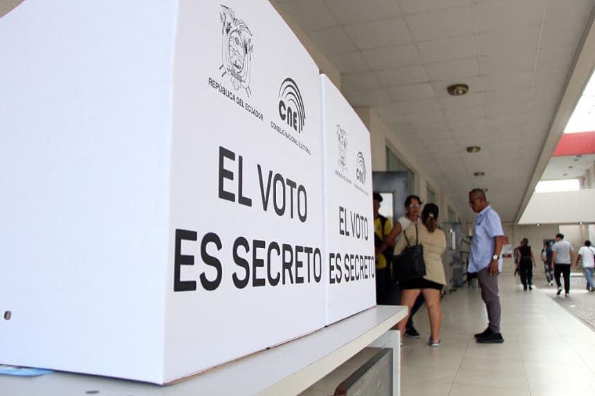 Más de 900 personas fueron notificadas por fotografiar la papeleta de votación en Ecuador