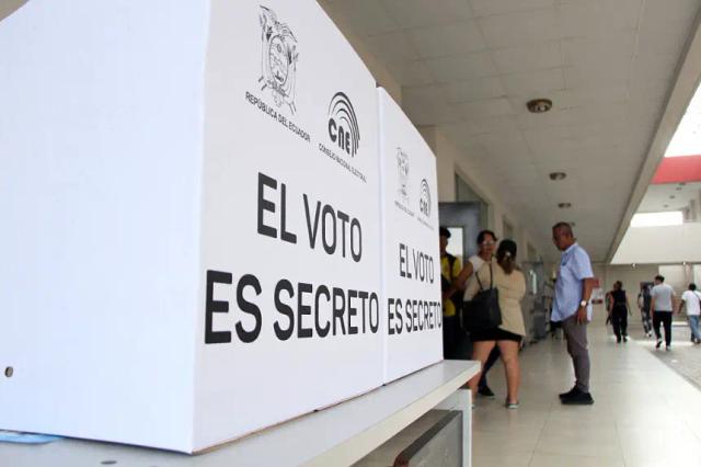 Más de 900 personas fueron notificadas por fotografiar la papeleta de votación en Ecuador