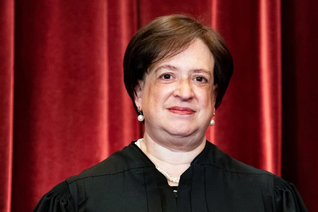La jueza de la Corte Suprema Elena Kagan durante una foto de grupo de los jueces en la Corte Suprema en Washington el 23 de abril de 2021. (Erin Schaff/Pool/AFP vía Getty Images)
