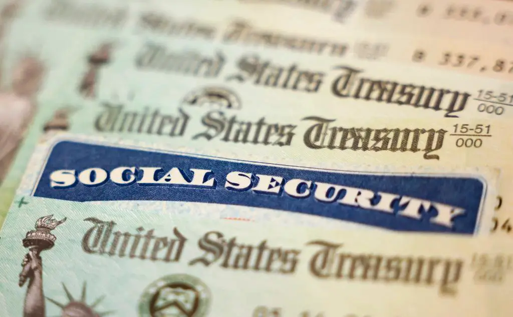 Una tarjeta de la Seguridad Social junto a cheques del Tesoro de Estados Unidos, en Washington, el 14 de octubre de 2021. (Kevin Dietsch/Getty Images)