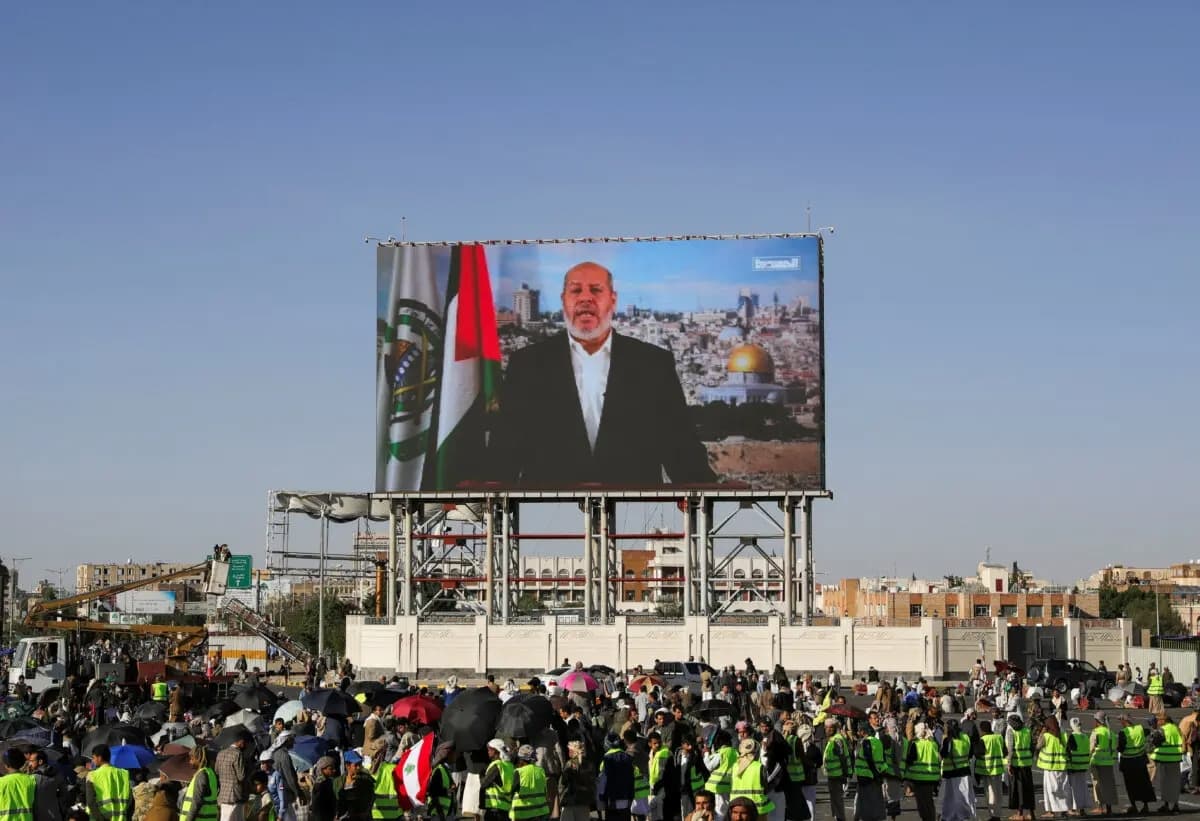 Manifestantes, en su mayoría partidarios de los hutíes, durante una concentración para mostrar su apoyo al Hezbolá libanés y a los palestinos de la Franja de Gaza, en Saná, Yemen, el 18 de octubre de 2024. (Khaled Abdullah/Reuters)