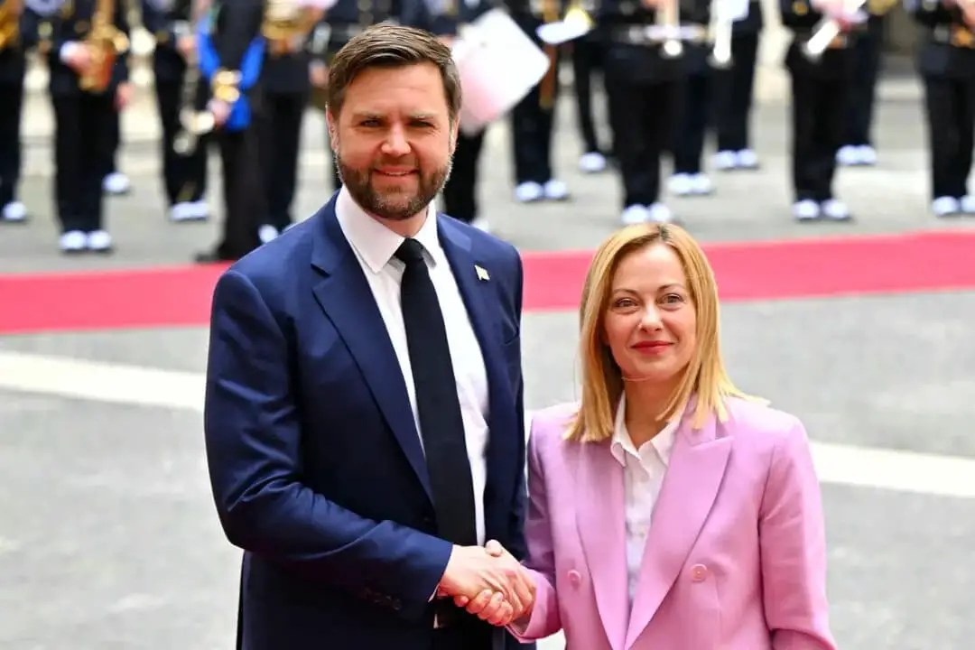 La primera ministra de Italia, Giorgia Meloni, da la bienvenida al vicepresidente de Estados Unidos, JD Vance, en el Palazzo Chigi antes de su reunión en Roma el 18 de abril de 2025. (Alberto Pizzoli/AFP a través de Getty Images)
