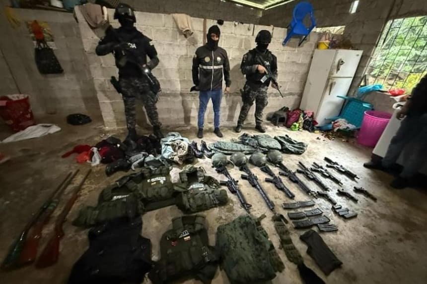 Fotografía cedida por la Policía de Ecuador de agentes del Grupo de Operaciones Especiales (GOE) junto a fusiles, escopetas, pistolas y otros elementos decomisados tras allanamientos el 18 de abril de 2025, en la provincia de Manabi (Ecuador). EFE/ Policía de Ecuador