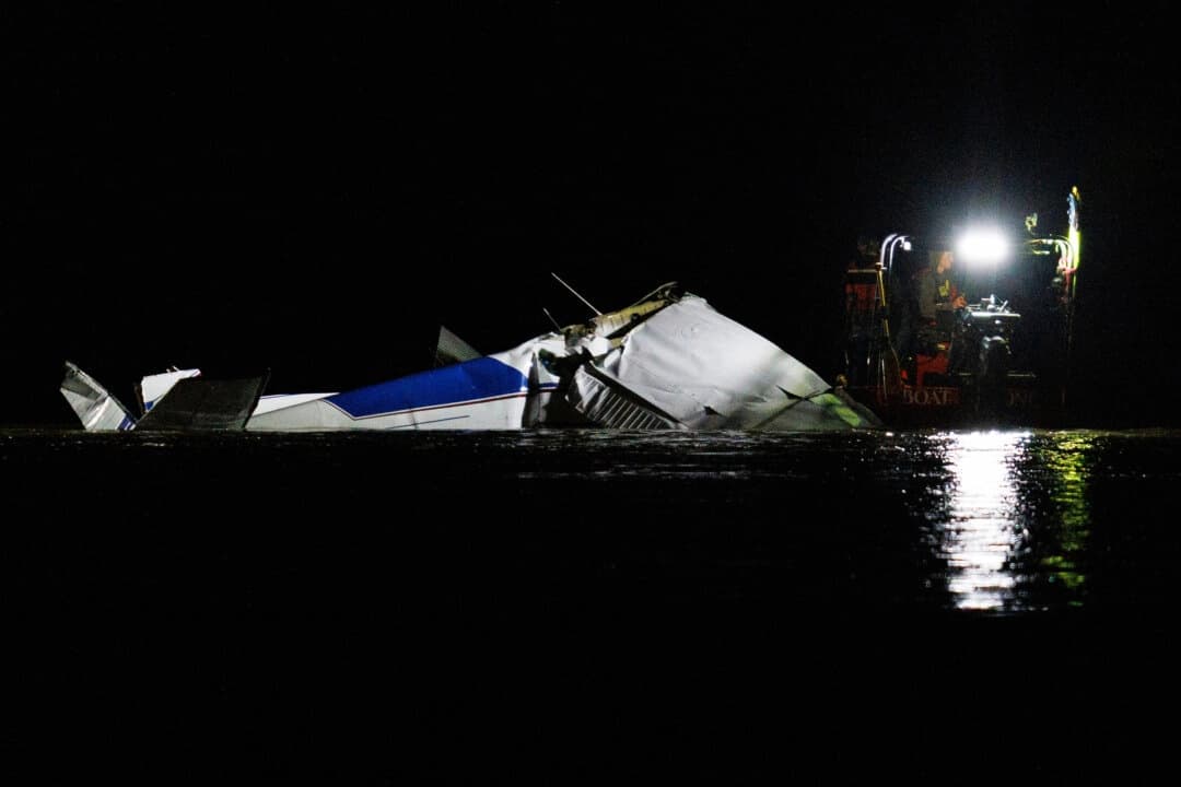 Los equipos de emergencia responden tras el accidente de una avioneta que se estrelló contra el río Platte y causó la muerte de varias personas en Fremont, Nebraska, el 18 de abril de 2025. (Nikos Frazier/Omaha World-Herald vía AP)
