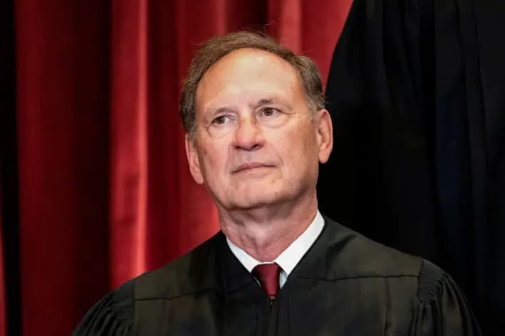 El juez Samuel Alito posa durante una foto grupal con los jueces en la Corte Suprema, en Washington, el 23 de abril de 2021. (Erin Schaff/Pool vía Reuters)