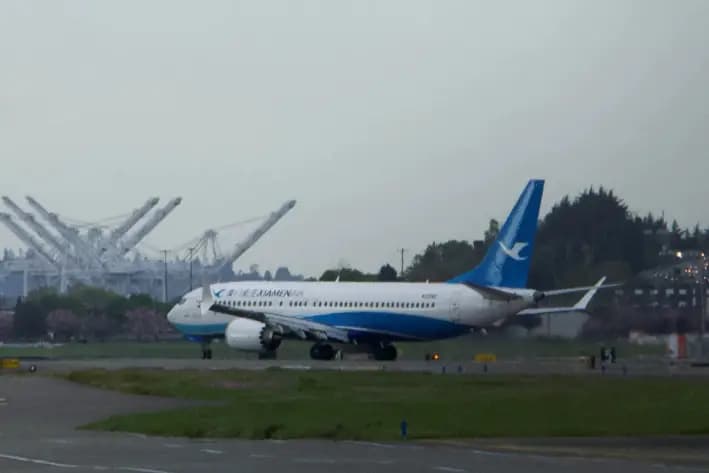 Un avión Boeing 737 MAX, destinado a Xiamen Airlines de China, llega al Aeropuerto Internacional del Condado de King después de regresar de China debido a disputas arancelarias en curso, en Seattle, Washington, el 19 de abril de 2025. (Dan Catchpole/Reuters)