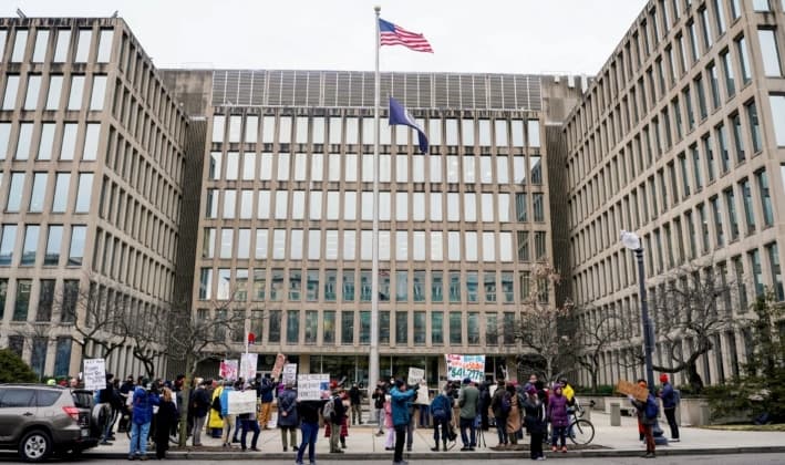 Manifestantes se congregan frente a la Oficina de Gestión de Personal de Estados Unidos, en Washington, el 5 de febrero de 2025. (Nathan Howard/Reuters)
