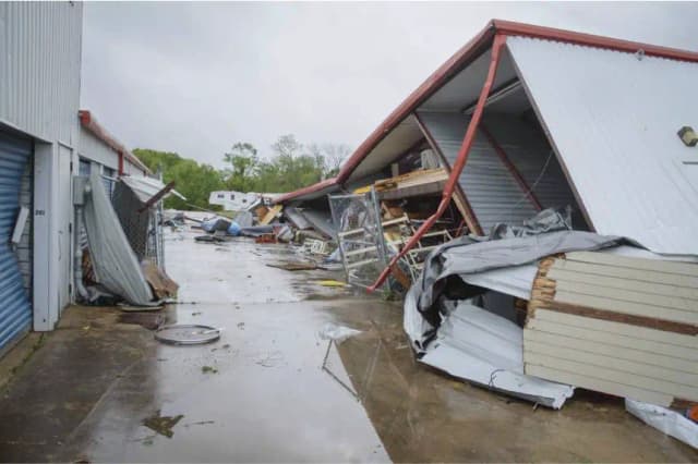 Los escombros cubren el suelo tras las fuertes tormentas que azotaron la zona de Ada, Oklahoma, el 20 de abril de 2025. (Richard R. Barron/The ADA News vía AP).