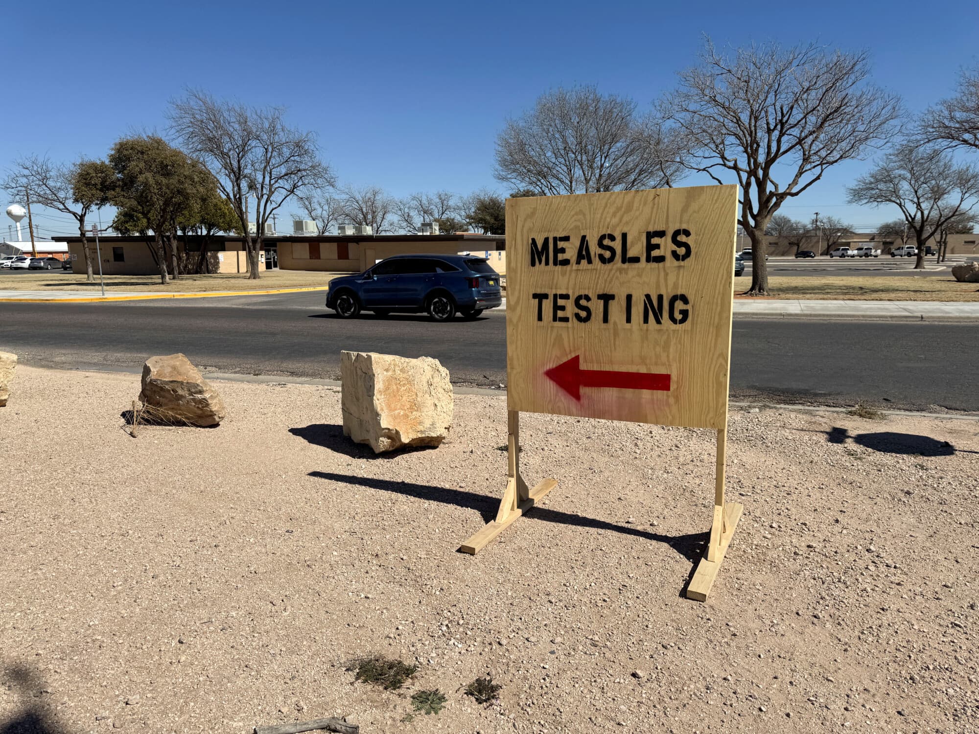 FILE PHOTO: A sign reading "measles testing" is seen as an outbreak in Gaines County, Texas, has raised concerns over its spread to other parts of the state, in Seminole, Texas, U.S., February 25, 2025. REUTERS/Sebastian Rocandio/File Photo