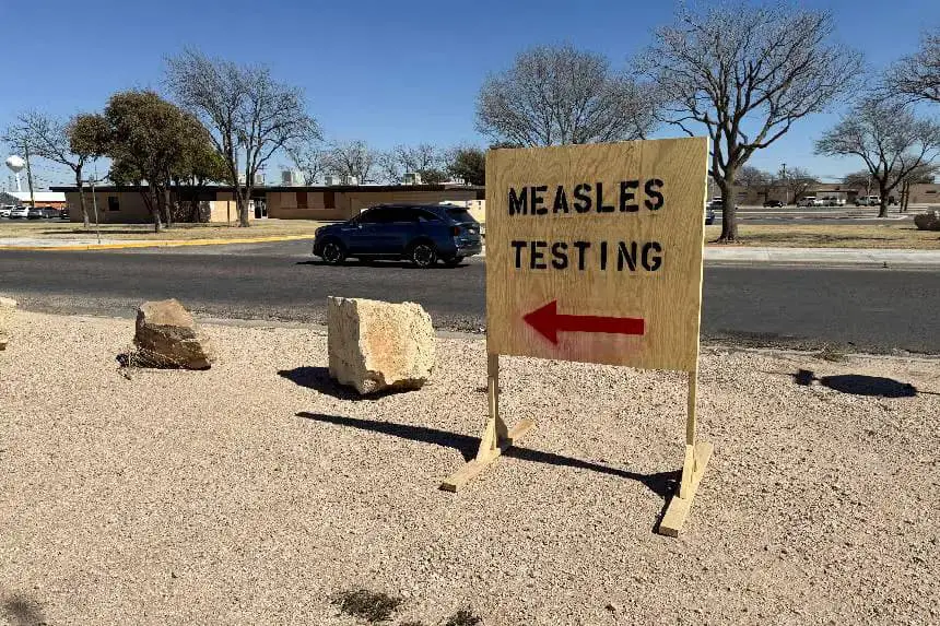 Un cartel con la leyenda «pruebas de sarampión» en Seminole, Texas, el 25 de febrero de 2025. (Sebastián Rocandio/Reuters).