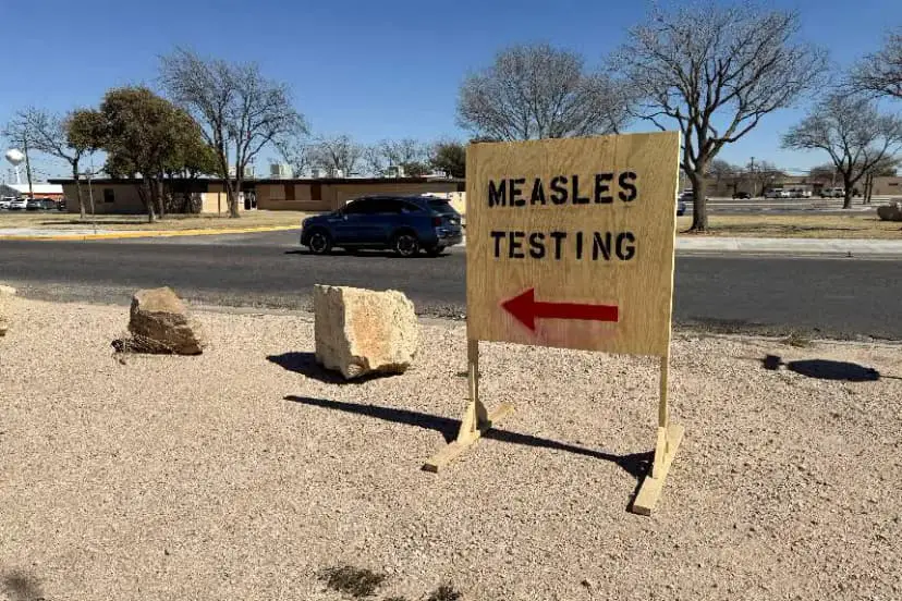 Un cartel con la leyenda «pruebas de sarampión» en Seminole, Texas, el 25 de febrero de 2025. (Sebastián Rocandio/Reuters).