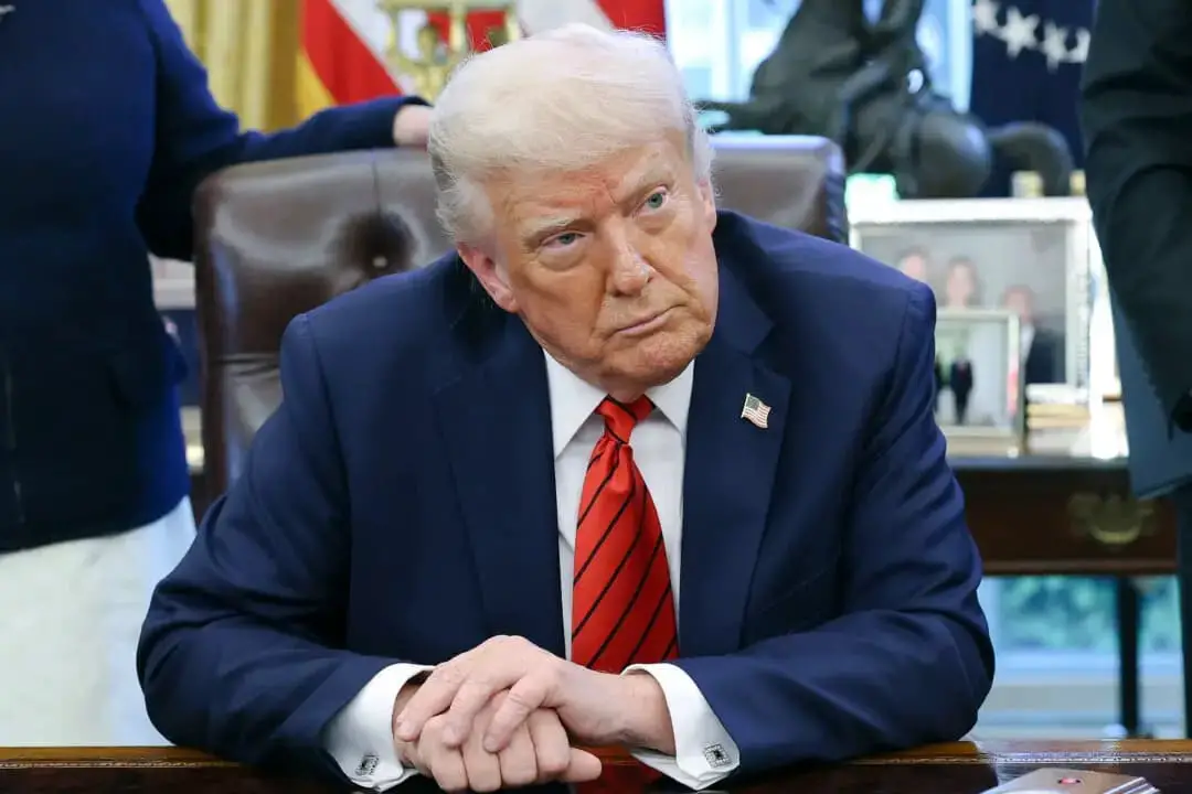 El presidente Donald Trump habla con los periodistas tras firmar una proclamación en el Despacho Oval de la Casa Blanca el 17 de abril de 2025. (Win McNamee/Getty Images)
