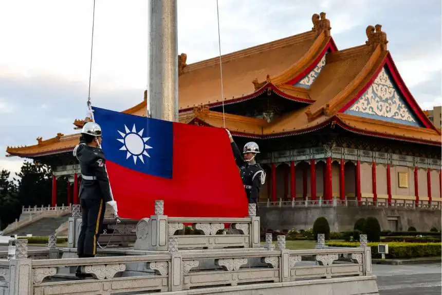 Guardias izan la bandera nacional de Taiwán en el Bulevar de la Democracia, en el Memorial de Chiang Kai-shek, en Taipéi, el 29 de noviembre de 2024. (I-Hwa Cheng/AFP a través de Getty Images).