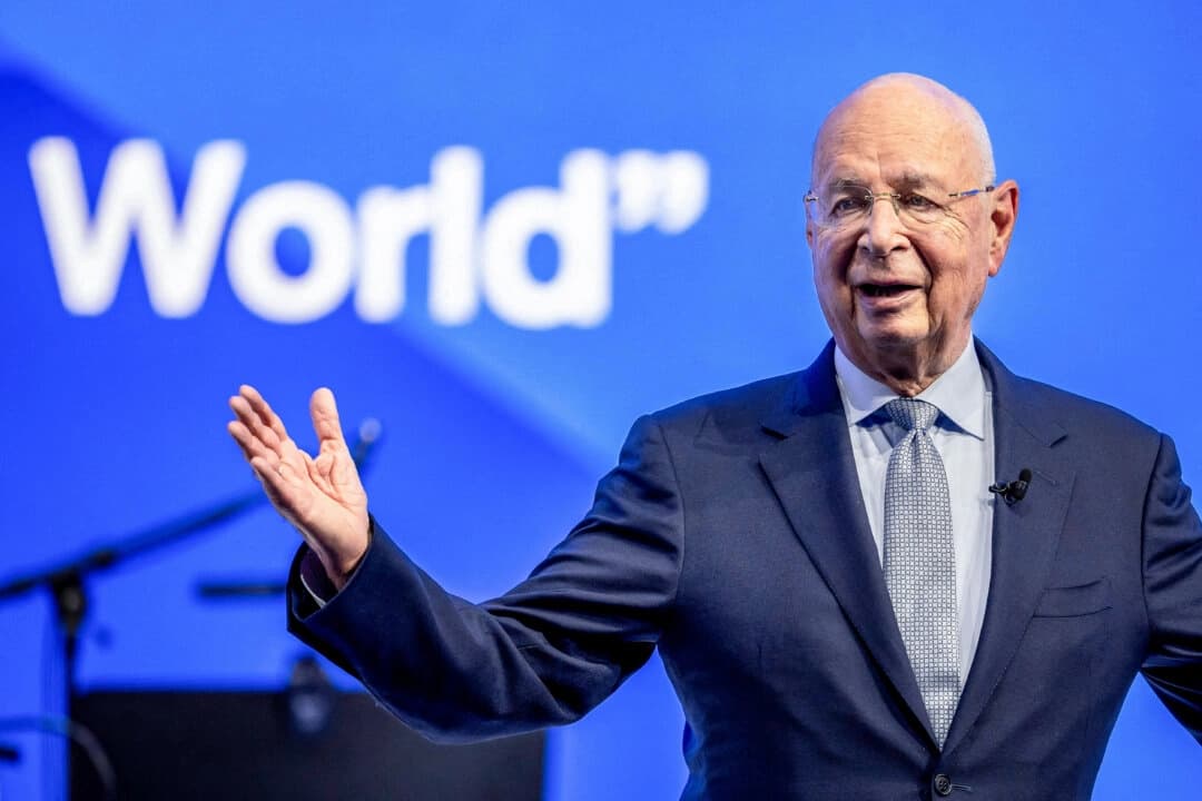 El fundador del Foro Económico Mundial, Klaus Schwab, pronuncia un discurso durante la ceremonia de entrega de los "Crystal Award" en la reunión anual de la organización en Davos, Suiza, el 16 de enero de 2023. (Fabrice Coffrini/AFP a través de Getty Images)